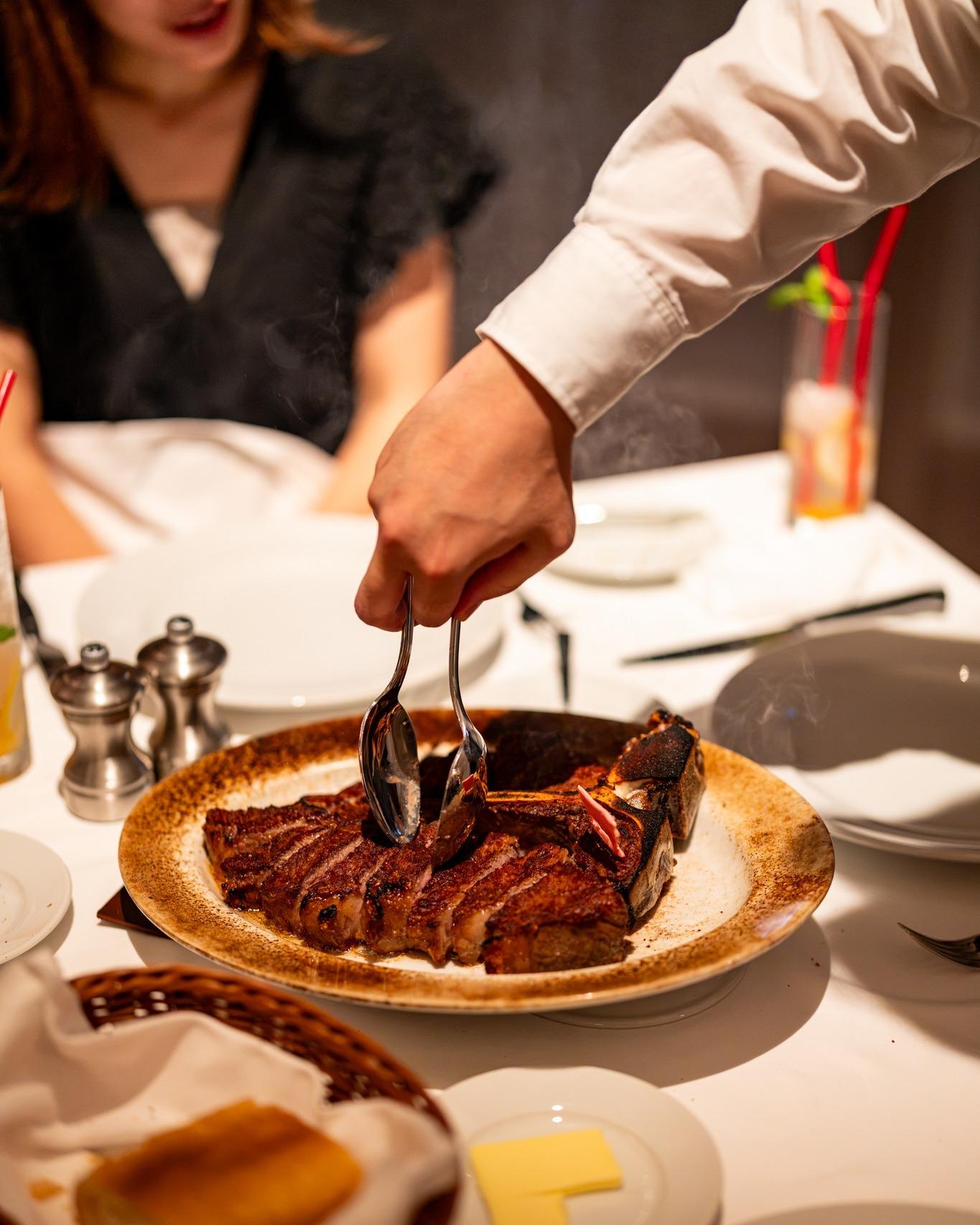 熱々のお皿の上で香ばしく焼き上げられた極上のプライムステーキ。